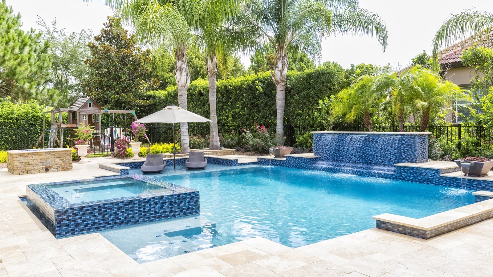 Luxury pool photo 4