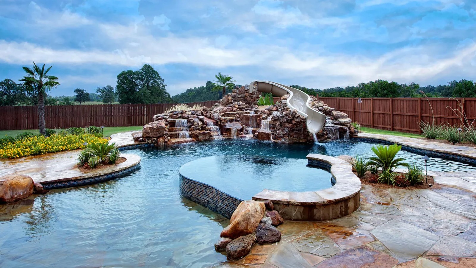 Luxury pool photo 6